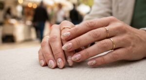 Cette manucure nude rehaussée validée par Kylie Jenner va détrôner vos ongles de printemps (et vous pouvez la copier chez vous)