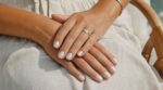 Cette manucure rétro de nos grand-mères devient la tendance ongles numéro 1 de l’été 2026 (et elle se fait en 5 minutes)