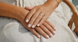 Cette manucure rétro de nos grand-mères devient la tendance ongles numéro 1 de l’été 2026 (et elle se fait en 5 minutes)