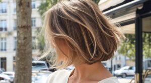 Cheveux fins qui collent au cou ? Ces 7 versions de coiffure d&rsquo;été faciles sans brushing donnent l’illusion d’une masse folle