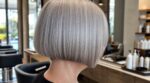 Cheveux gris : ce type de coupe carré spécifique sublime votre couleur naturelle (et évite les balayages !)