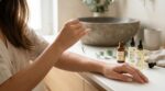 Corps, cheveux, ongles abîmés : ce soin naturel nourrit en profondeur sans film gras (à condition d’éviter cette erreur)