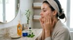 Glass skin sans maquillage : ce soin japonais de double nettoyage a transformé mon teint, mais presque tout le monde le zappe