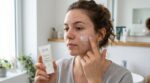 « Il me protège et fait disparaître mes boutons » : cette crème SPF50+ SVR promet enfin un été sans brillance ni acné