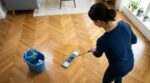 Nettoyage du sol en bois : cette erreur que la plupart des Français font abîme tout sans qu’ils s’en rendent compte