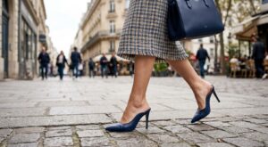 Ni marron ni bordeaux : cette couleur de chaussures vue chez Chanel et Prada va balayer tous vos classiques cet automne