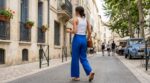Ni noir ni blanc : cette couleur de pantalon d’été, déjà partout chez les gens de mode, remplace vos basiques plus vite que prévu