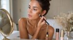 Oubliez le contouring : cette nouvelle façon de sculpter votre visage en 5 minutes, adoptée par toutes les rédactrices beauté, change tout