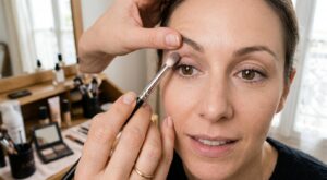 Paupières tombantes : ce geste avec un seul produit yeux agrandit instantanément le regard (et beaucoup se trompent encore)