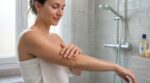 Peau qui tire après la douche ? ce soin lavant de pharmacie coupe enfin l’effet de l’eau calcaire (et change tout au quotidien)