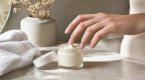 « Rich skin girl » : cette routine teint 2026, adoptée par Hailey Bieber, transforme les peaux ternes en glow luxueux sans fond de teint épais