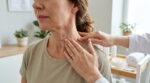 Rides du cou qui s&rsquo;installent : ce dermatologue conseille 4 gestes simples à adopter dès ce soir avant qu&rsquo;il ne soit trop tard