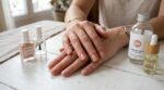 Si vous enchaînez cette manucure colorée tous les jours, les dermatos alertent : ce qui arrive vraiment à vos ongles