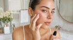 Teint terne, traits fatigués : cette tendance rich skin girl adoptée par Hailey Bieber promet un glow luxueux sans filtre