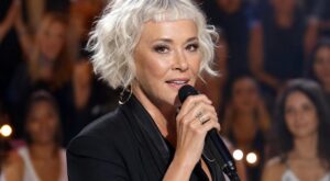 Zazie à 62 ans bluffe sur The Voice : cette frange ultra courte sur cheveux blancs change tout après 60 ans et bouscule les codes