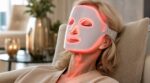 À 50 ans, Charlize Theron a cette obsession skincare high-tech méconnue : le rituel caché derrière sa peau incroyablement lisse