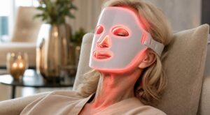 À 50 ans, Charlize Theron a cette obsession skincare high-tech méconnue : le rituel caché derrière sa peau incroyablement lisse