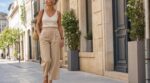 À plus de 50 ans, les femmes chic lâchent jean et baskets : cette tenue légère qui affine et allonge la silhouette les obsède