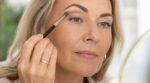 Après 50 ans, ce geste make-up méconnu des pros remplace le crayon et remonte les paupières en 30 secondes, sans chirurgie
