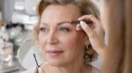 Après 50 ans, ces produits et gestes d’une pro redonnent du volume à cette zone du visage, ne la négligez plus