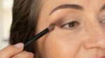 Après 50 ans, ne maquillez plus vos yeux comme avant : cette astuce des maquilleuses pro lifte le regard en quelques secondes