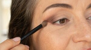 Après 50 ans, ne maquillez plus vos yeux comme avant : cette astuce des maquilleuses pro lifte le regard en quelques secondes