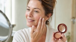 Après 50 ans, oubliez les couches de fond de teint : ce maquillage-soin lisse les rides et garde le sourire naturel