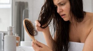 Après la douche, ce réflexe sur vos cheveux mouillés les abîme en silence : pourquoi vous devriez l&rsquo;arrêter dès ce soir