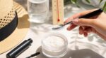 Canicule : ce geste d’un maquilleur TikTok promet de stopper net le mascara qui coule (et change tout en 10 secondes)