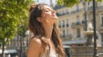 Canicule : cette coiffure qui fait circuler l&rsquo;air autour du visage et de la nuque va tout changer cet été trop chaud