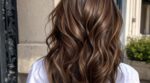 Ce brun effet café détrône le blond cet été : la coloration cheveux 2026 qui illumine sans entretien (ou presque)