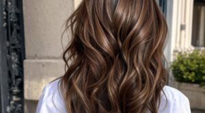 Ce brun effet café détrône le blond cet été : la coloration cheveux 2026 qui illumine sans entretien (ou presque)