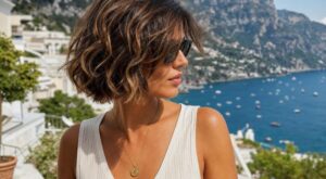 Ce carré esprit dolce vita va dominer l’été 2026 : cette nouvelle coupe méditerranéenne flatte tous les visages sans effort