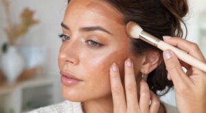 Ce geste culte pour le bronzer que tout le monde fait encore ruine votre teint en 2026, préviennent Gucci Westman et d’autres pros