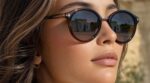 Ce geste des pros du teint pour porter ses lunettes de soleil sans les traces claires qui massacrent le nez maquillé