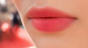 Ce maquillage des lèvres adoré des stars s’impose cet été : la méthode ultra simple à copier en 5 minutes chrono