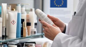 Ce rituel beauté que vous faites chaque jour est-il devenu risqué avec la nouvelle règle européenne ? Des experts répondent enfin