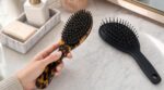 Ce simple accessoire capillaire de luxe vaut-il vraiment 300 € de plus que les modèles à 10 € (et que risque votre chevelure) ?