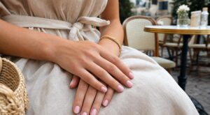 Ce vernis discret que les rédactrices beauté adoptent toutes en 2026 : la tendance manucure qui ringardise vos couleurs flashy