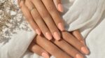 Cet été 2026, ni nude ni orange : cette teinte pastel sur vos ongles affine visiblement les mains bronzées et change tout