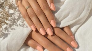 Cet été 2026, ni nude ni orange : cette teinte pastel sur vos ongles affine visiblement les mains bronzées et change tout