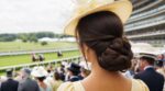 Cette attache portée de travers par Kate Middleton au Royal Ascot devient la coiffure star de la saison (et vous pouvez la copier)