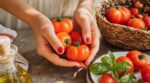 « Une couleur de vernis rouge tomate ? » : la tendance fraîche et vitaminée de l&rsquo;été 2026 qui flatte toutes les carnations