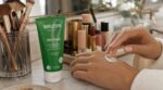 Cette crème de parapharmacie française à moins de 10 € affole les it girls : le secret glow que Bella Hadid ne lâche plus
