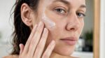 Cette erreur avec votre crème hydratante explique une peau déshydratée qui tiraille (et ce simple changement à faire vite)