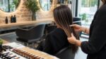 Cette habitude avant le coiffeur gâche votre couleur : ce que les pros recommandent à la place (et vous le faites encore)