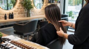 Cette habitude avant le coiffeur gâche votre couleur : ce que les pros recommandent à la place (et vous le faites encore)