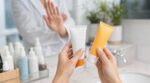 Cette habitude TikTok avec votre crème SPF inquiète les dermatologues : ce qu&rsquo;elle fait vraiment à votre peau au soleil