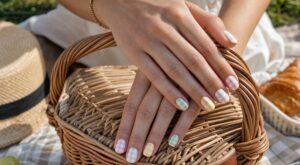 Cette manucure à petits carreaux jelly va dominer l&rsquo;été 2026 : l&rsquo;astuce à connaître avant de la tenter sur vos ongles
