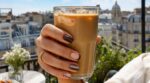 Cette manucure café fait un carton sur Instagram en été 2026 : 7 idées chic pour remplacer le rouge sans le regretter